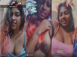 Sexy Desi Girl Shows Her Boobs