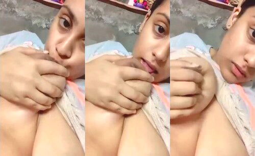 Desi Girl Sucking Her Boobs