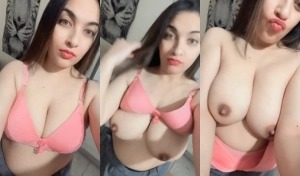 Sexy Desi Girl Play With Her Boobs