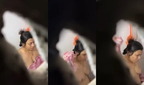 Desi Bahbhi Bathing Captue