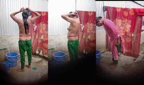 Desi Aunty Bathing Capture