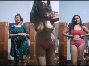 Desi Girl Shows Boobs