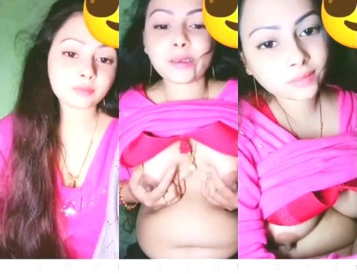 Hot Desi Girl Shows Boobs