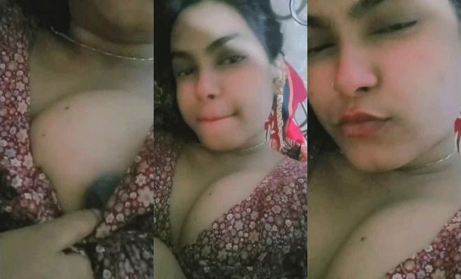 Desi Girl Shows Boobs