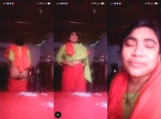 Desi Bhabhi Shows Nude Body on VC Part 1